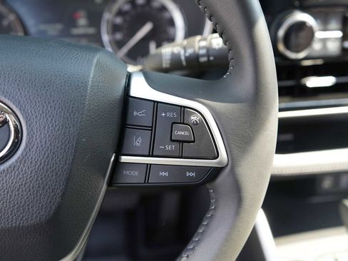 Used 2022 Toyota Highlander XLE AWD/4WD image 19