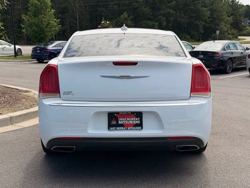 Used 2017 Chrysler 300 Limited w/ Value Package RWD image 9