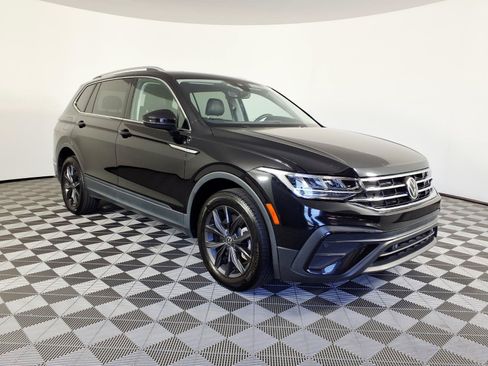 Used 2022 Volkswagen Tiguan SE w/ Panoramic Sunroof Package AWD/4WD image 3