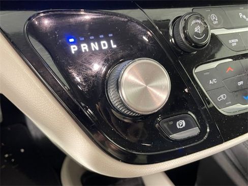 Used 2017 Chrysler Pacifica Touring-L image 9