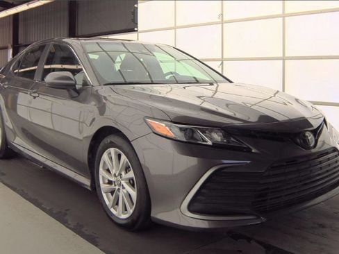 Used 2022 Toyota Camry LE image 2