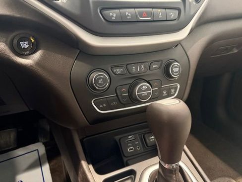 Used 2018 Jeep Cherokee Overland w/ Technology Group image 26