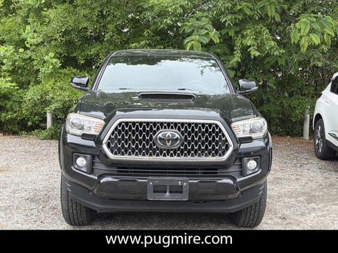 Used 2018 Toyota Tacoma TRD Sport RWD image 2