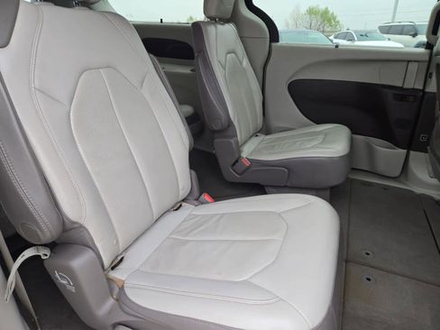 Used 2018 Chrysler Pacifica Touring-L image 19