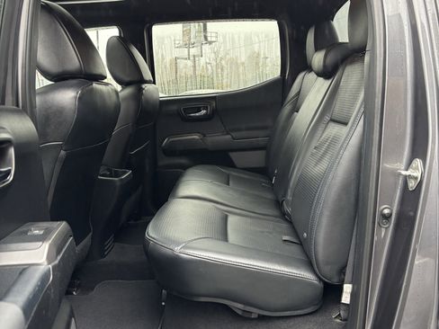 Used 2018 Toyota Tacoma TRD Sport image 18