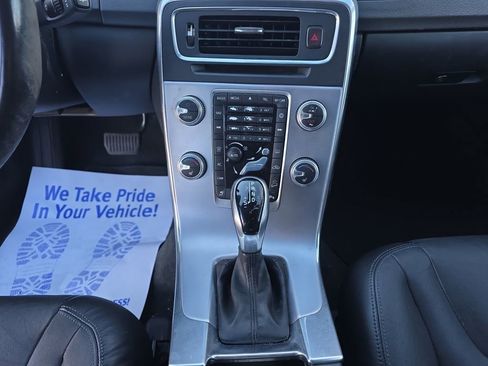 Used 2018 Volvo V60 T5 Cross Country image 11