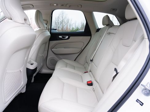 Used 2022 Volvo XC60 B5 Momentum image 22