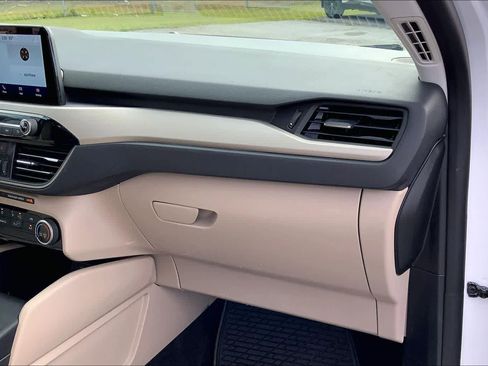 Used 2021 Ford Escape SE image 18