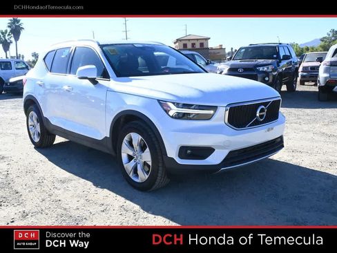 Used 2021 Volvo XC40 T4 Momentum FWD image 3