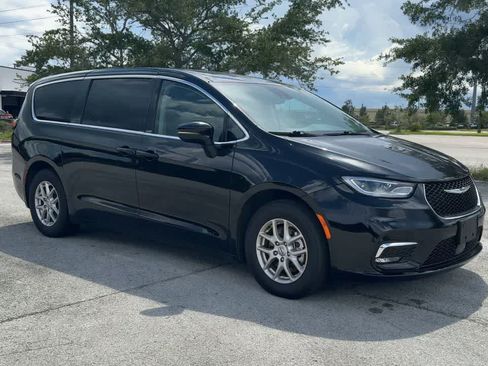 Used 2024 Chrysler Pacifica Touring-L FWD image 2