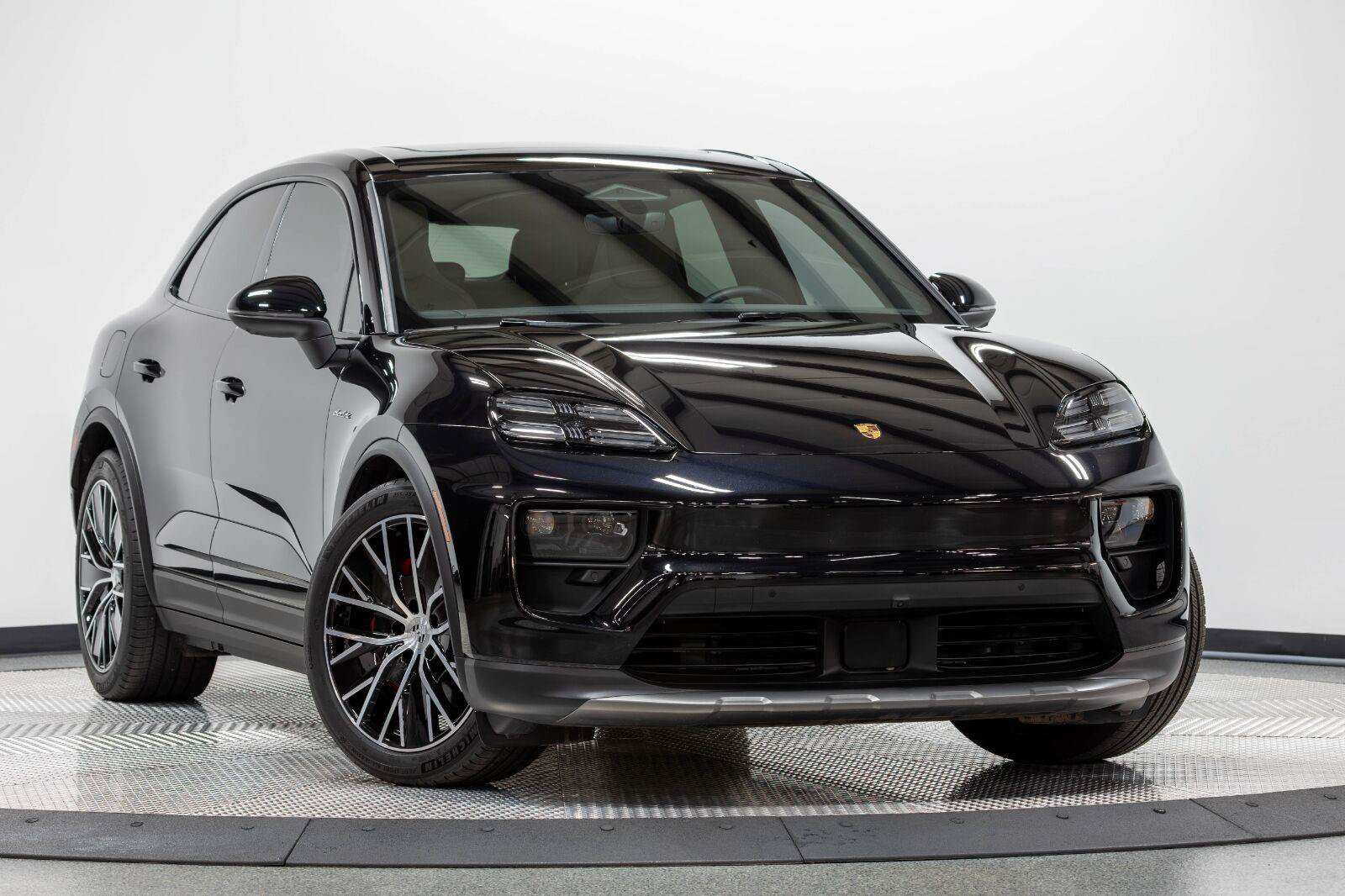 Used 2025 Porsche Macan 4S Electric AWD/4WD image 1