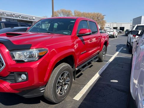 Used 2019 Toyota Tacoma TRD Sport w/ Technology Package image 6