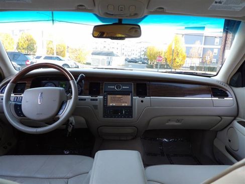 Used 2007 Lincoln Town Car Designer Series image 28