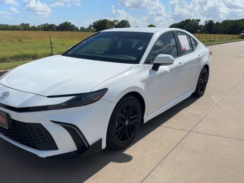 Used 2025 Toyota Camry SE FWD image 4
