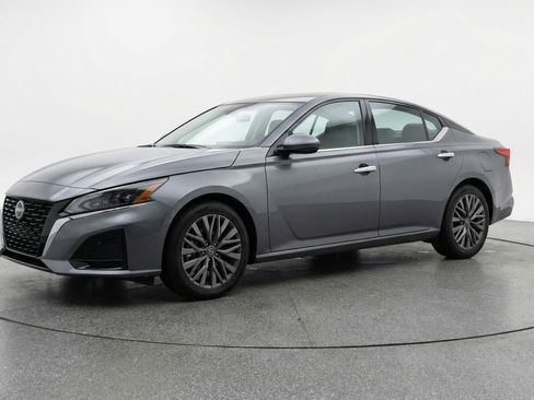 Used 2025 Nissan Altima 2.5 SV FWD image 3