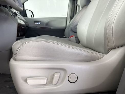 Used 2013 Toyota Sienna XLE image 21