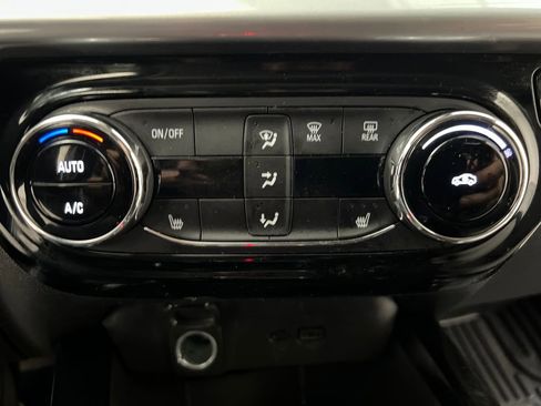 Used 2025 Chevrolet Trax LT w/ LT Convenience Package FWD image 47