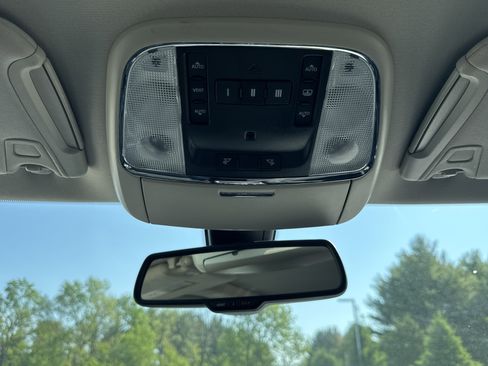 Used 2016 Chrysler 300 C RWD image 17