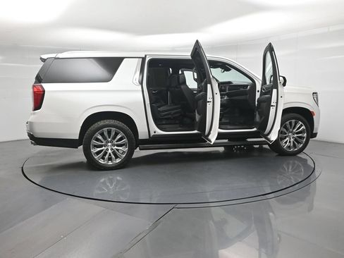 Used 2023 GMC Yukon XL Denali AWD/4WD image 4