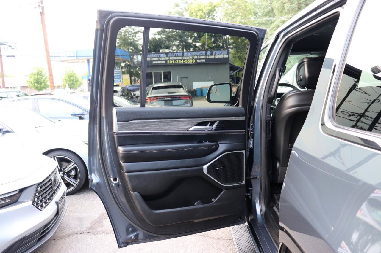 Used 2024 Jeep Wagoneer Series II AWD/4WD image 32