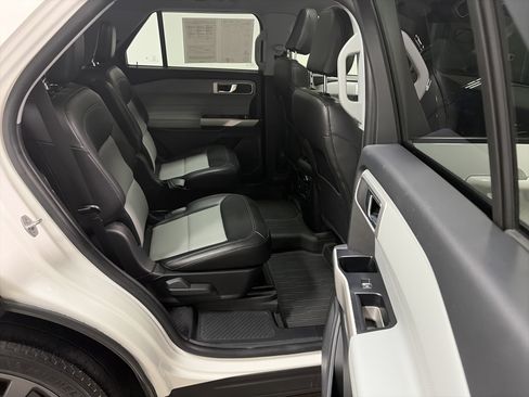 Used 2022 Ford Explorer XLT w/ Equipment Group 202A AWD/4WD image 13