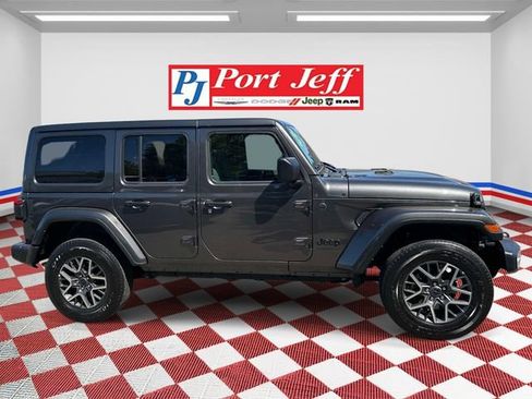 Used 2025 Jeep Wrangler Unlimited Sahara AWD/4WD image 3