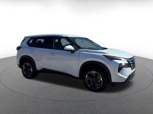 Used 2025 Nissan Rogue SV image 2