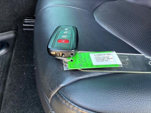 Used 2020 Toyota Camry XLE image 19