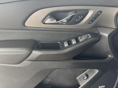 Used 2023 Chevrolet Traverse Premier image 9