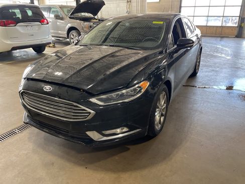 Used 2017 Ford Fusion SE w/ Fusion SE Technology Package image 2