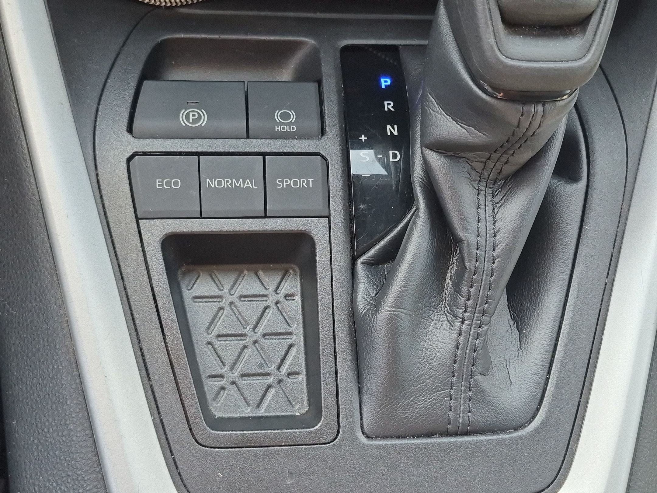 Used 2021 Toyota RAV4 XLE FWD image 16