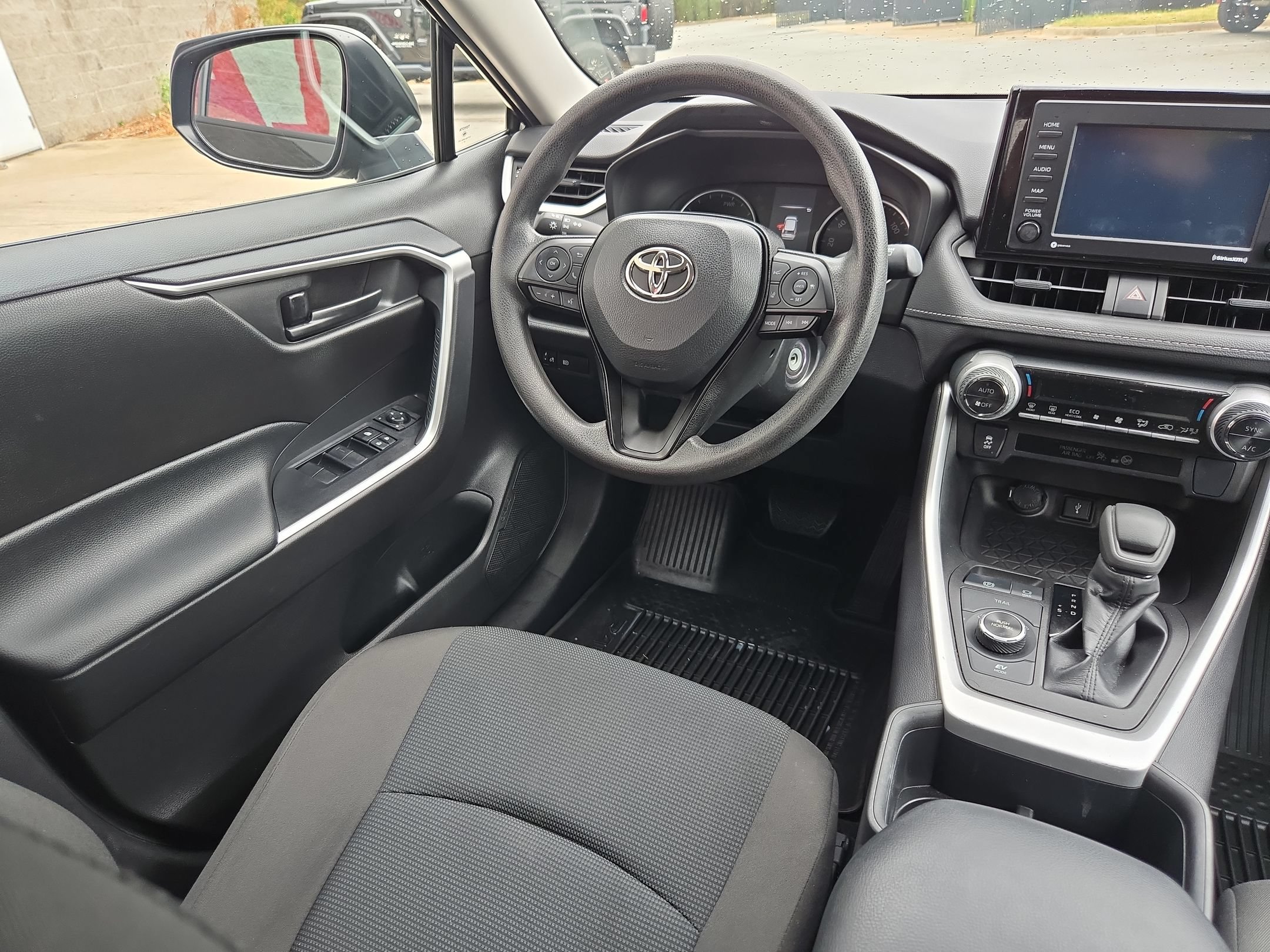 Used 2022 Toyota RAV4 LE AWD/4WD image 9