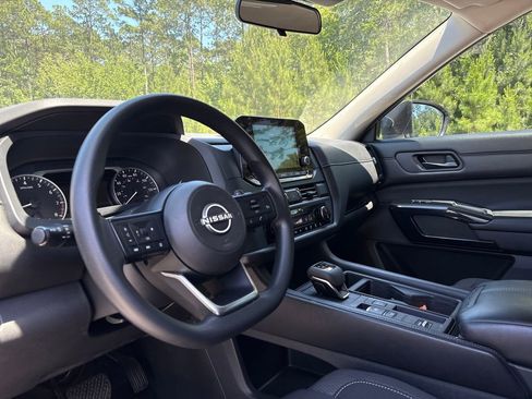 Used 2024 Nissan Pathfinder S FWD image 5