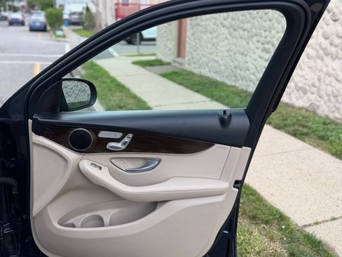 Used 2019 Mercedes-Benz GLC 300 4MATIC image 22