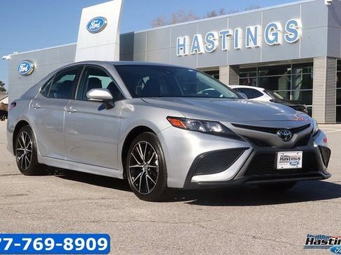 Used 2024 Toyota Camry SE image 1