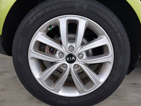 Used 2017 Kia Soul + image 12