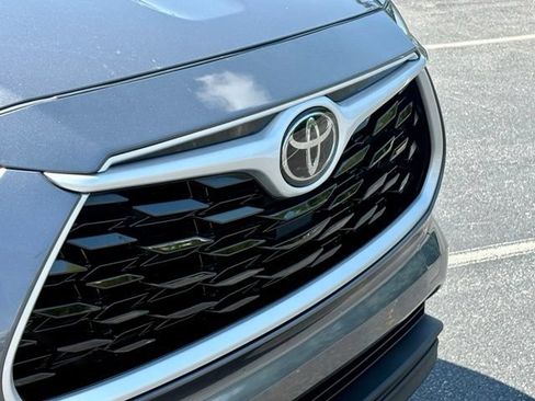 Used 2021 Toyota Highlander L FWD image 13