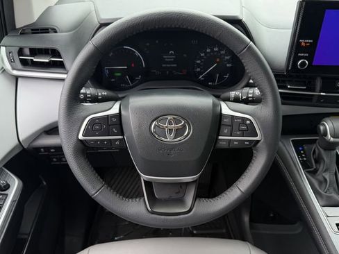 Used 2025 Toyota Sienna XLE image 13