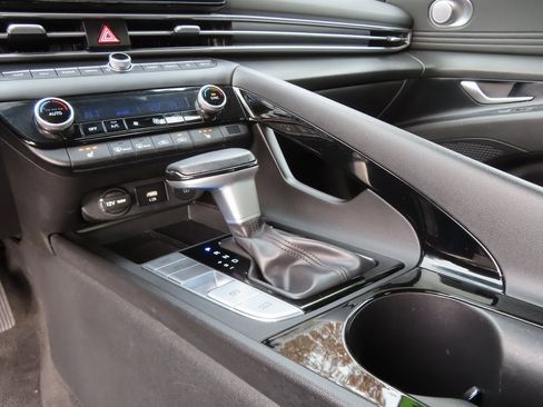 Used 2025 Hyundai Elantra SEL image 6