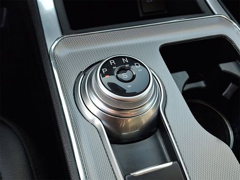 Used 2022 Ford Edge Titanium w/ Class II Trailer Tow Package image 16