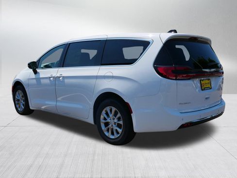 New 2026 Chrysler Pacifica Select image 5