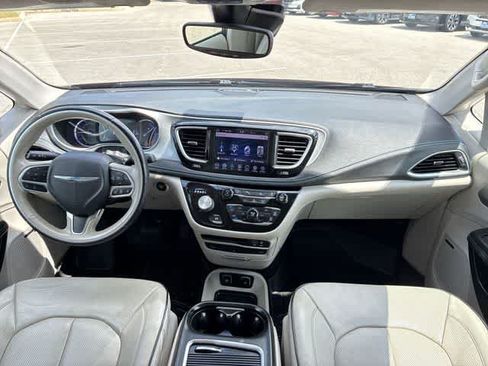 Used 2020 Chrysler Pacifica Limited w/ Advanced Safetytec Group FWD image 16