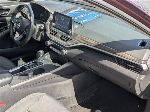 Used 2025 Nissan Altima 2.5 SV FWD image 19