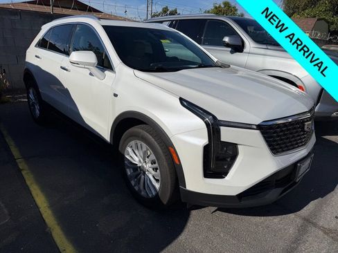 Used 2024 Cadillac XT4 Luxury FWD image 2