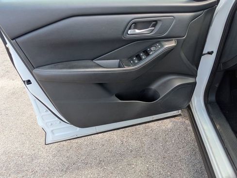 Used 2024 Nissan Rogue SV image 10