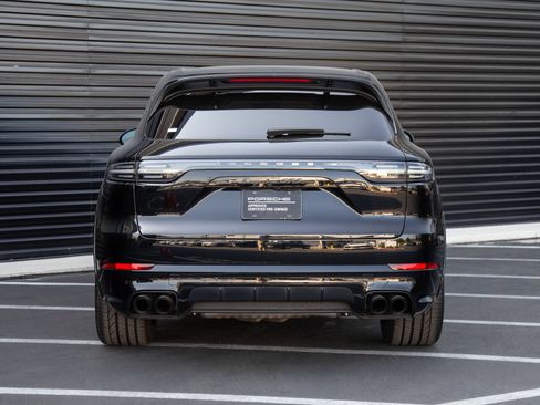 Certified 2023 Porsche Cayenne GTS AWD/4WD image 6