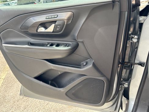 Used 2023 GMC Terrain SLT w/ Tech Package image 25