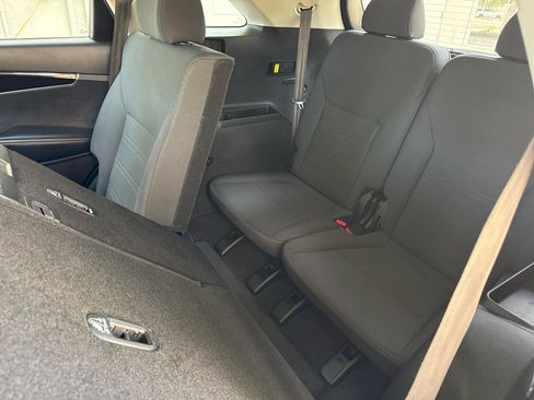 Used 2019 Kia Sorento L FWD image 39