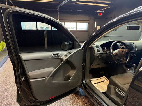 Used 2017 Volkswagen Tiguan Limited w/ Premium Package image 7