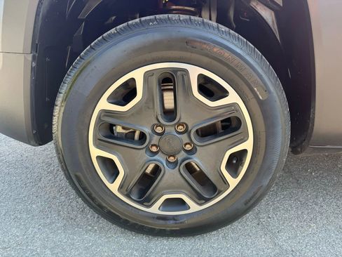 Used 2015 Jeep Renegade Trailhawk image 9